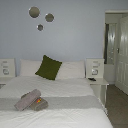 Eland Place Self Catering Guest House Beacon Bay Bagian luar foto